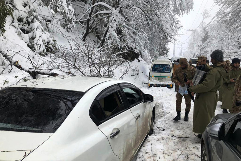 巴基斯坦北部避暑山城穆里近日罕見下起大雪，逾10萬輛汽車湧入觀雪，塞爆聯外道路，但今（8）日卻傳出有上千輛汽車受困暴風雪中，至少22人受困車中遭雪活埋致死。   圖：美聯社