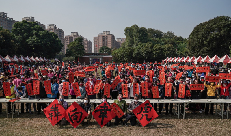 「千人揮毫迎虎福」寫春聯拜早年。   圖：高雄市文化局提供