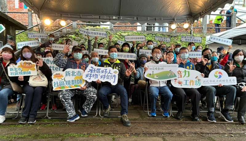 副市長陳純敬與社規師們齊聚瑞芳猴硐礦工文史館，舉辦社規師暨營造點成果發表會。   圖：新北市城鄉局提供