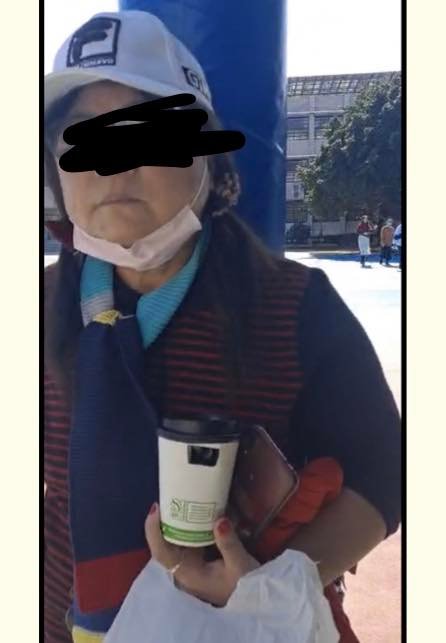 有民眾發現在台中烏日九德國小投開票所外有人拿著針孔攝影的咖啡杯疑似在「監票」。   圖：擷取自王定宇臉書