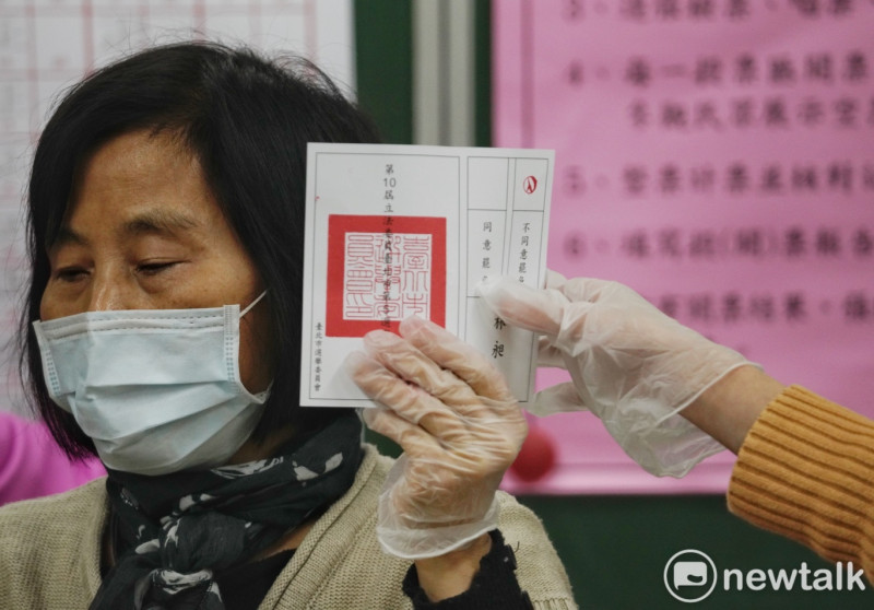 國民黨被指操作4次罷免、4大公投，之後加上立委補選，耗費上億元納稅人的錢。圖為無黨籍立委林昶佐罷免案開票。   圖：新頭殼資料照/張良一攝