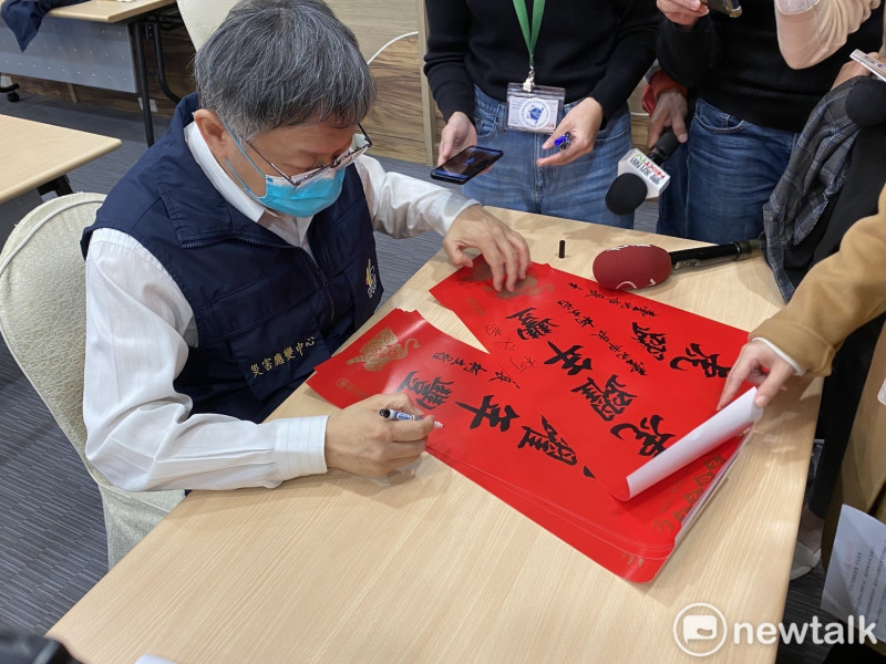 台北市長柯文哲今日在記者會後幫現場媒體在春聯上簽名。   圖：周煊惠 / 攝