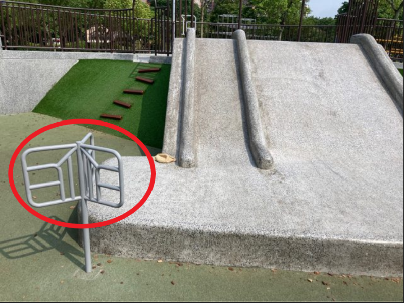 公園溜滑梯旁常見的特殊造型鐵桿。   圖：翻攝自《PTT》