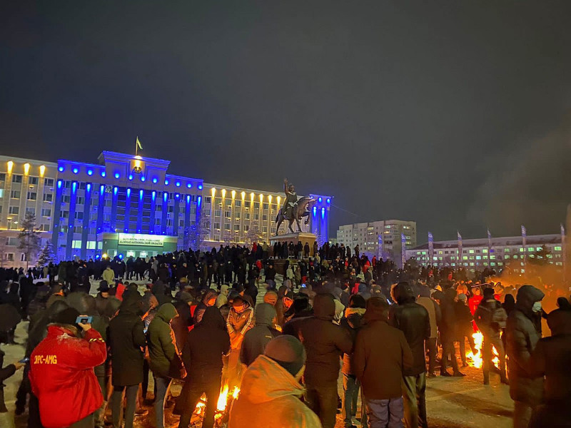哈薩克抗議活動，民眾聚集在廣場。   圖 : Esetok / 維基共享資源