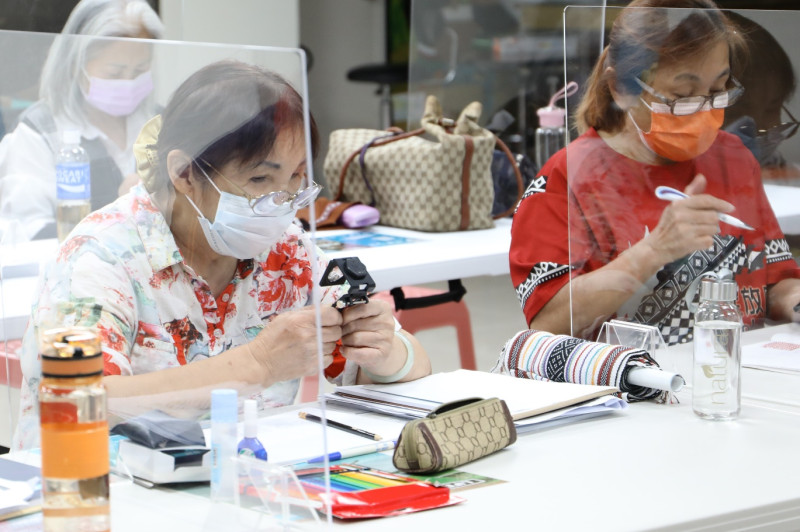 烏來泰雅編織工作者透過共享工作坊學習現代織紋研究分析方法。   圖：新北市原民局提供