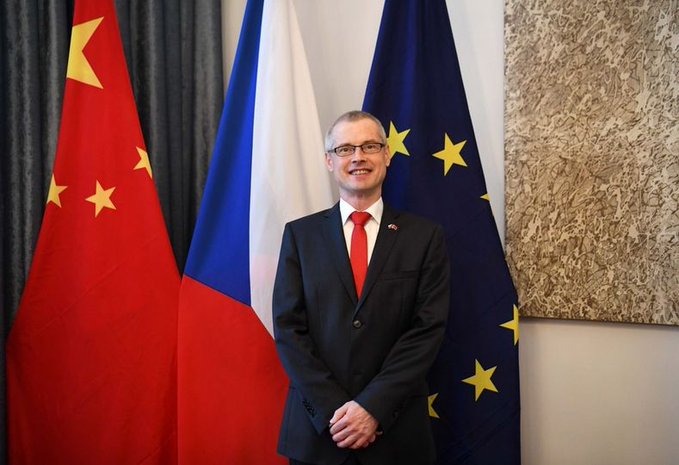 捷克駐中國大使佟福德日前受訪力挺2022年在北京舉行的冬季奧運會，被指不過適任捷克調整對中關係的計畫。   圖：翻攝自ChinaEmbAngola推特