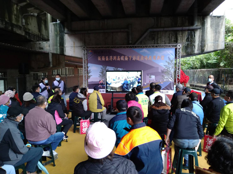 浮洲居民民眾共同觀賞高鐵橋下廊道改變工程影片。   圖：板橋區公所提供