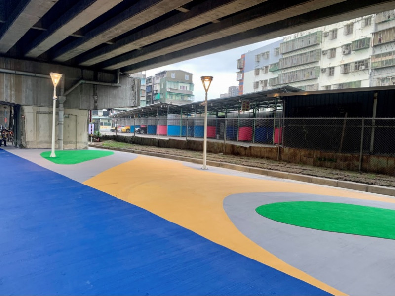 板橋區浮洲高鐵橋下廊道改造後，成為多功能休憩空間。   圖：板橋區公所提供