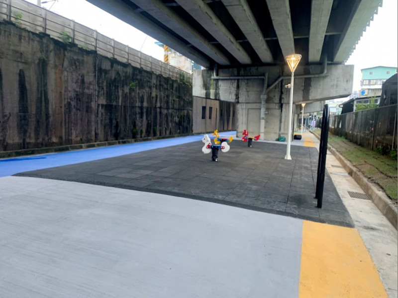 板橋區浮洲高鐵橋下廊道改造後增設兒童遊戲區。   圖：板橋區公所提供