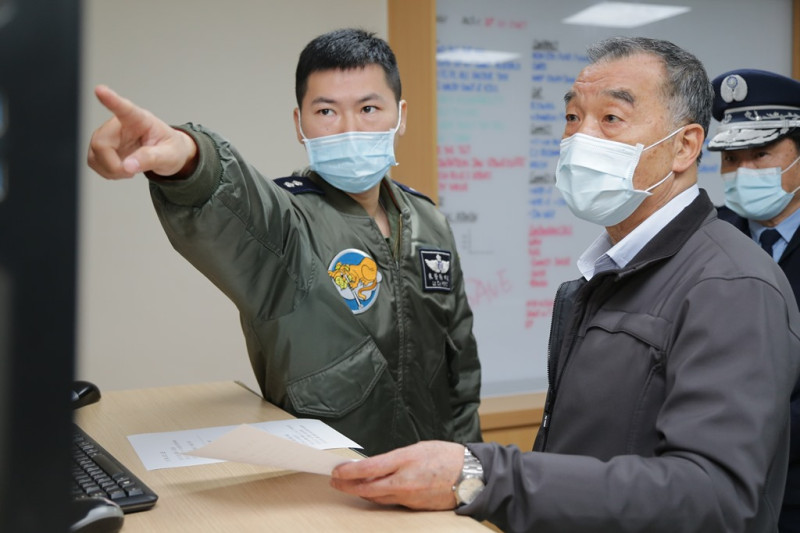 國防部長邱國正今日前往空軍第四聯隊，關心「0111專案」搜救進度。   圖/軍聞社提供