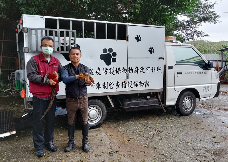 獸醫謝弘斌（左）協助媒合，場主謝煥祥（右）慷慨提供收容安置場所。   圖：新北市動保處提供