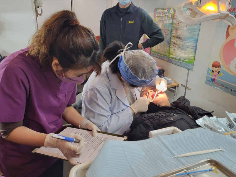 晶致牙醫診所醫師陳亮潔與護士正在詢問長者口腔狀況，以進一步了解長者的口腔健康狀況。   圖：新北市原民局提供