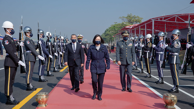 蔡英文總統今（14）日上午赴高雄出席「海軍一九二艦隊第一、二布雷艇中隊成軍典禮」。   圖：總統府提供