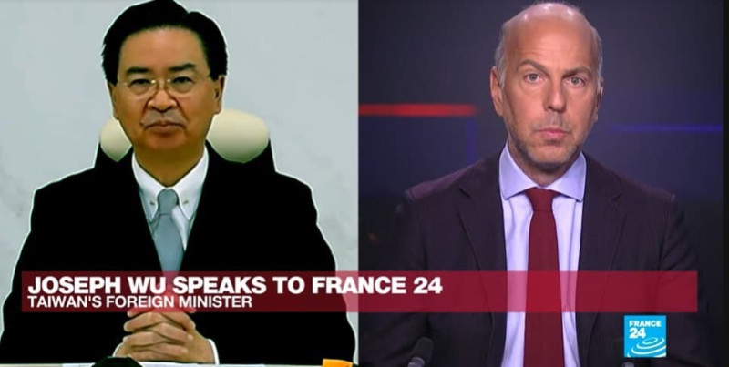 外交部長部長吳釗燮（左）接受「法國24小時新聞台」主持人Marc_Perelman（右）視訊訪問。.   圖：外交部提供