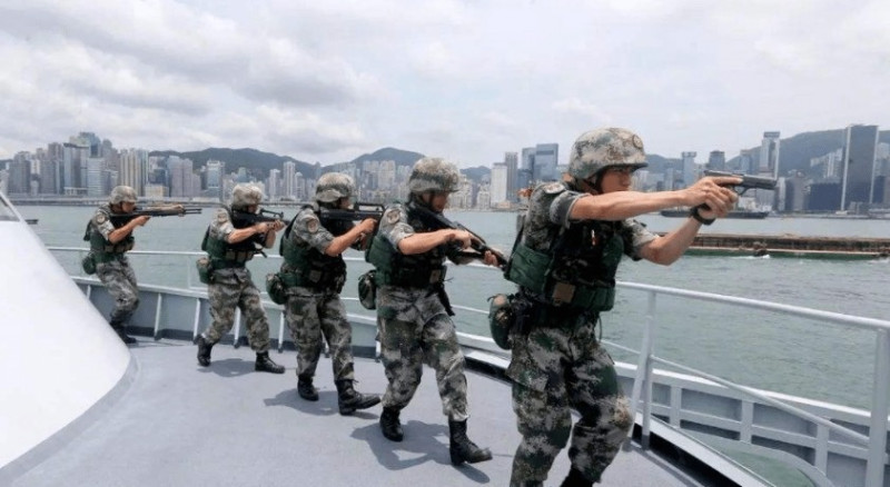人民解放軍駐港部隊巡邏演練   圖：擷取自「搜狐網」