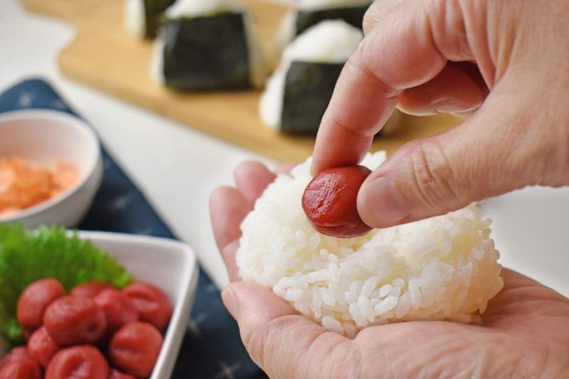 日本觀光局今( 17 日)在臉書分享御飯糰之日的起源。 圖:翻攝自日本觀光局臉書
