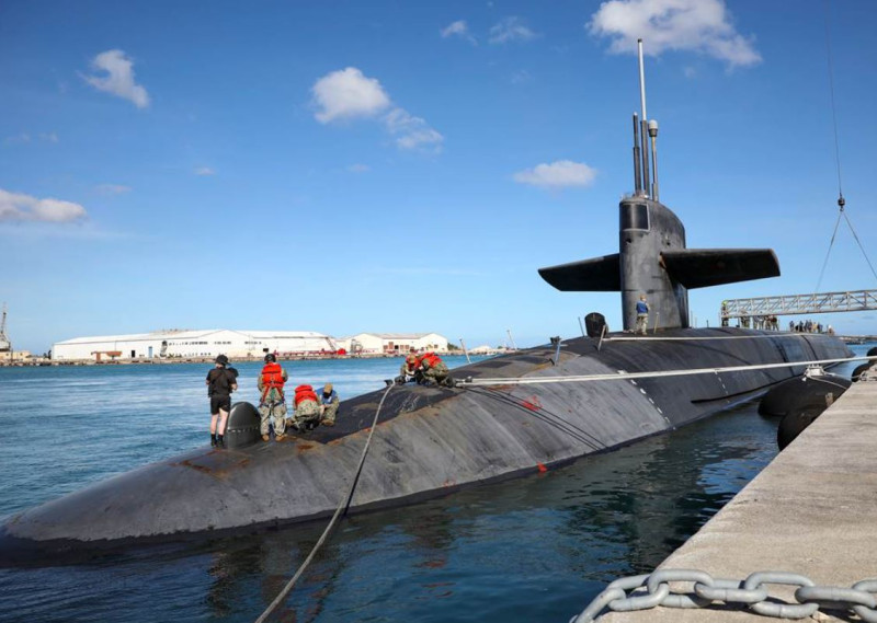 美國海軍 15 日派俄亥俄級戰略核潛艇內華達號停靠關島，分析人士稱此舉將加劇軍備競賽。   圖：翻攝自美國海軍