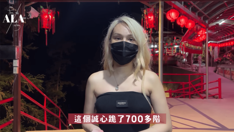 小A辣跪拜700階。   圖：翻攝自小A辣YT(@小A辣)