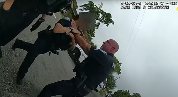 美國一名男警對女同事掐喉。   圖：翻攝自環視頻