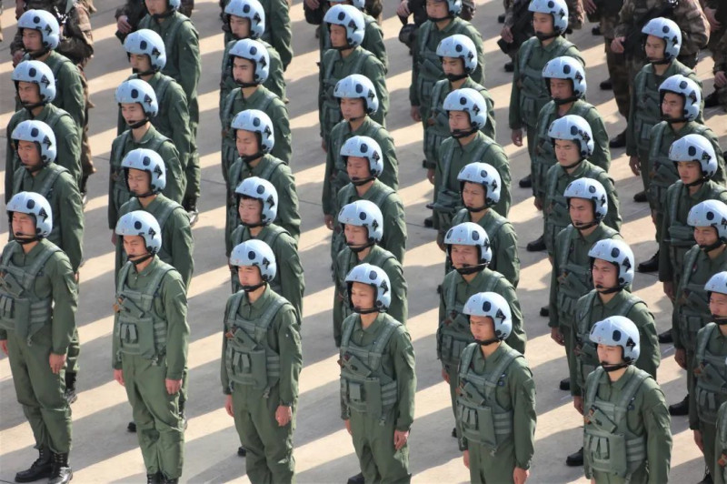 中共解放軍南部戰區的直升機飛行員接受校閱。   圖 : 翻攝自解放軍南部戰區