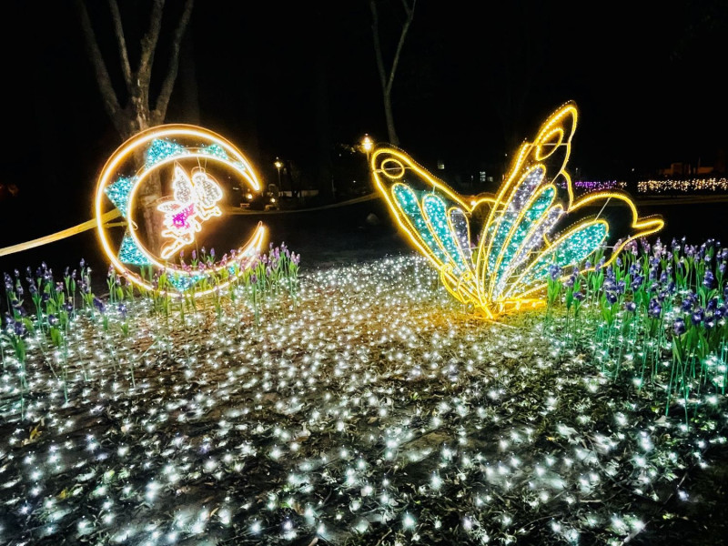 萬年溪燈區的「月亮仙子」。   圖：屏東縣政府提供