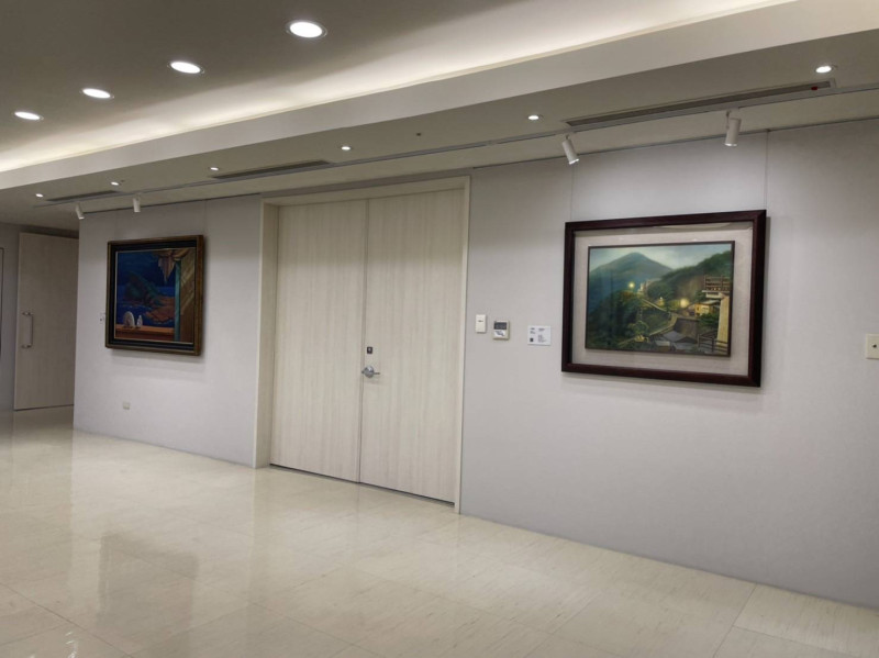 這期「致當下：回視藝景─自由西方」展出作品包括藝術家林文昌《午夜野柳的遐思》(左)與江建昌《九份傍晚時分》(右)。   圖：新北市文化局提供