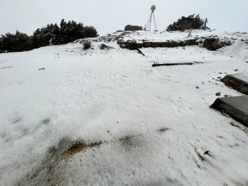 玉山今日清晨再度下雪，氣象專家吳德榮表示，明日清晨前3200公尺以上的高山仍有機會降雪。   圖：中央氣象局／提供