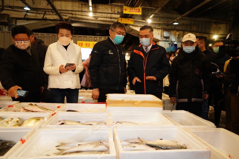 台北市長柯文哲、副市長黃珊珊視察萬大路上第一果菜市場、魚類批發市場。   圖：台北市政府 / 提供