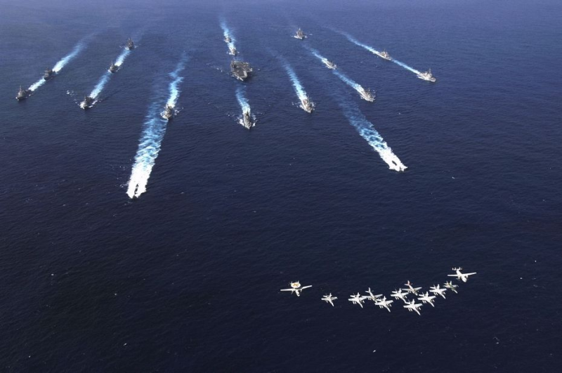 美國海軍「卡爾·文森」號航母打擊群和「艾塞克斯」兩棲作戰戒備群 (ESX ARG) 在南海完成了聯合遠征打擊部隊訓練。   圖 : 翻攝自環球網
