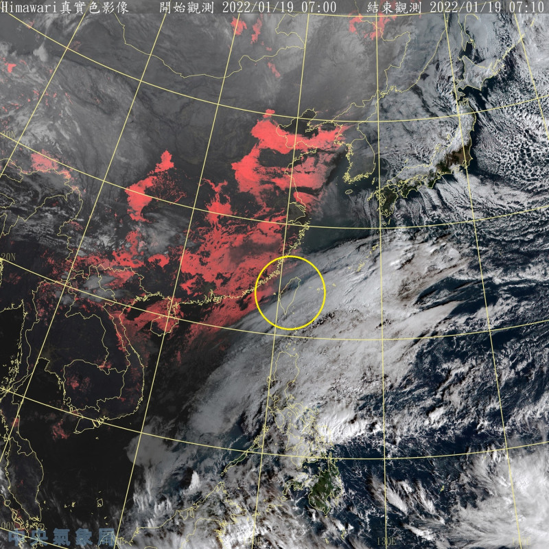 受到東北季風與華南雲雨區東移影響，今天東半部地區將有短暫雨，北部地區與中南部山區也有局部短暫雨，中南部平地可能有零星短暫雨。   圖：中央氣象局/提供