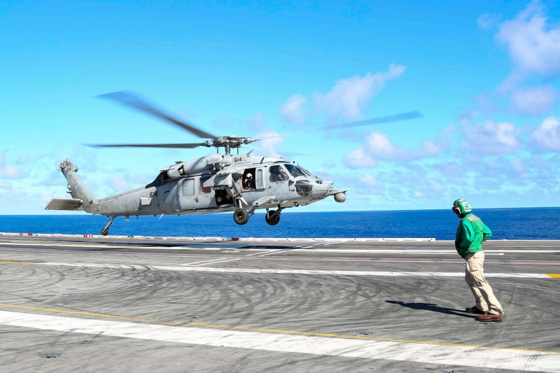 林肯號艦載MH-60S「海鷹」直升機著艦。 圖：翻攝U.S. Pacific Fleet臉書