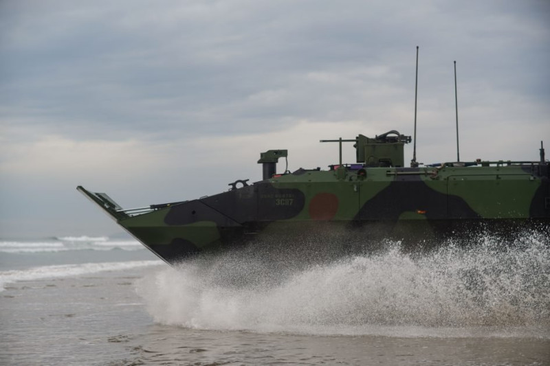 美軍新一代「兩棲戰鬥載具」(ACV)在「鐵拳軍演」中自灘岸衝向海面。   圖：翻攝US Marine Corps
