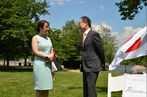 日本駐美大使富田浩司 (右) 與台灣駐美代表蕭美琴。   圖 : 翻攝自外交部網頁