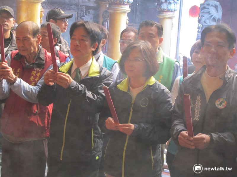 台南市長賴清德10日陪同總統候選人蔡英文10日前往台南安平天后宮祈福。   圖：林朝億/攝
