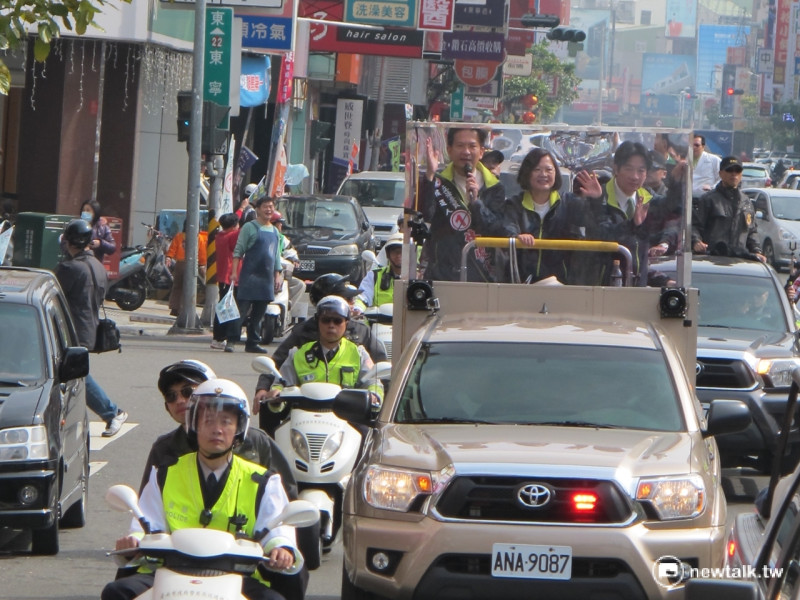 民進黨總統候選人蔡英文10日在台南市車隊掃街，受到民眾夾道歡迎。   圖：林朝億/攝
