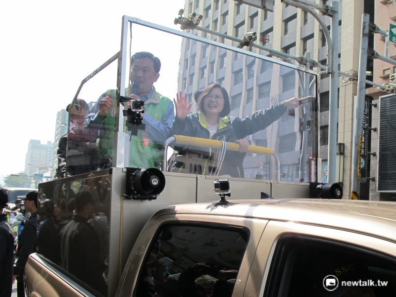 民進黨總統候選人蔡英文10日在台南市車隊掃街，受到民眾夾道歡迎。   圖：林朝億/攝
