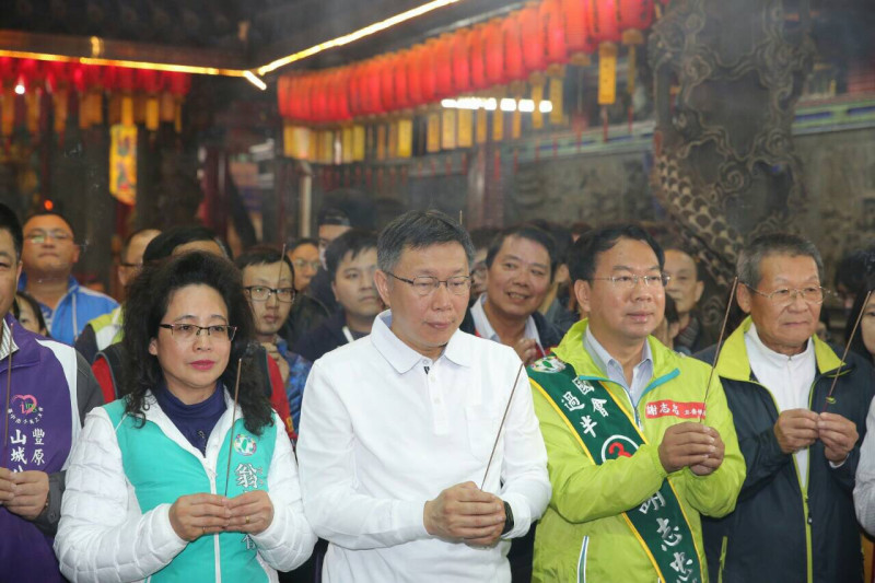 台北市長柯文哲10日下午抵達台中豐原，和民進黨候選人、市議員謝志忠一起走訪豐原。   圖：台北市政府提供