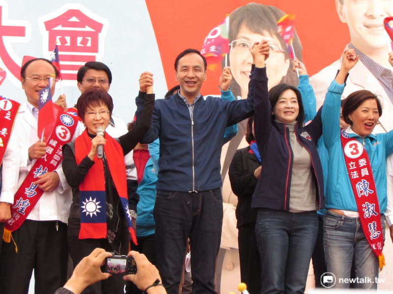 國民黨總統候選人朱立倫10日下午出席台南舉辦雲嘉南聯合造勢大會，左手牽著高婉倩，右手牽起洪秀柱，懇託民眾要讓他當選。   圖：邱珮文/攝