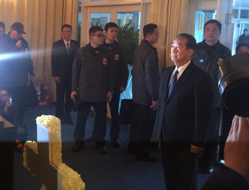 親民黨主席宋楚瑜11日下午前往桃園慈湖兩蔣陵寢謁陵。   圖：讀者提供