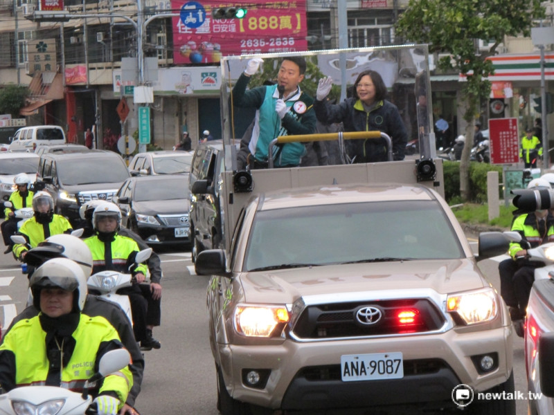 民進黨總統候選人蔡英文12日陪同立委候選人陳世凱在台中沙鹿掃街。   圖：林朝億/攝