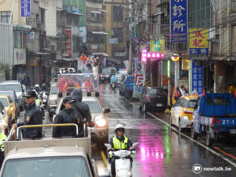 親民黨總統候選人宋楚瑜12日與基隆立委候選人劉文雄掃街，不過因天候不佳場面冷清，警察比路人還多。   圖：符芳碩/攝
