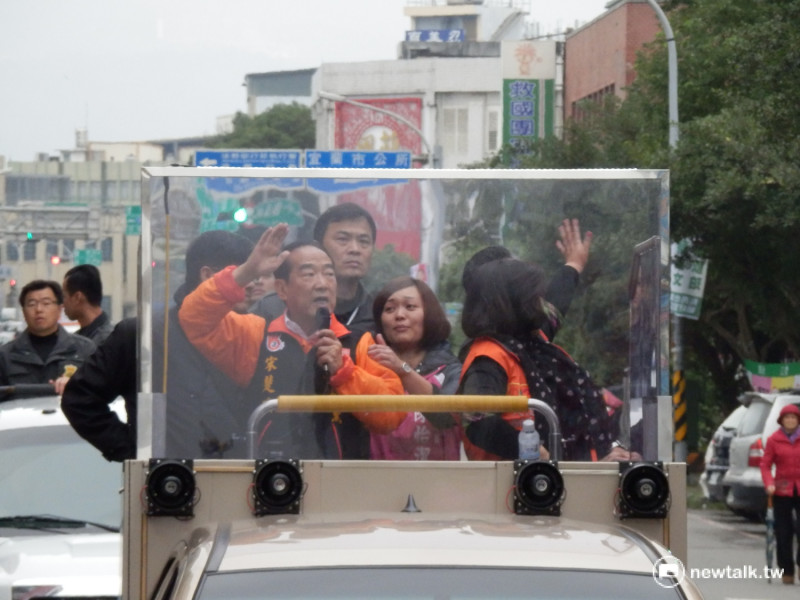 親民黨總統候選人宋楚瑜14日到宜蘭掃街。   圖：符芳碩/攝