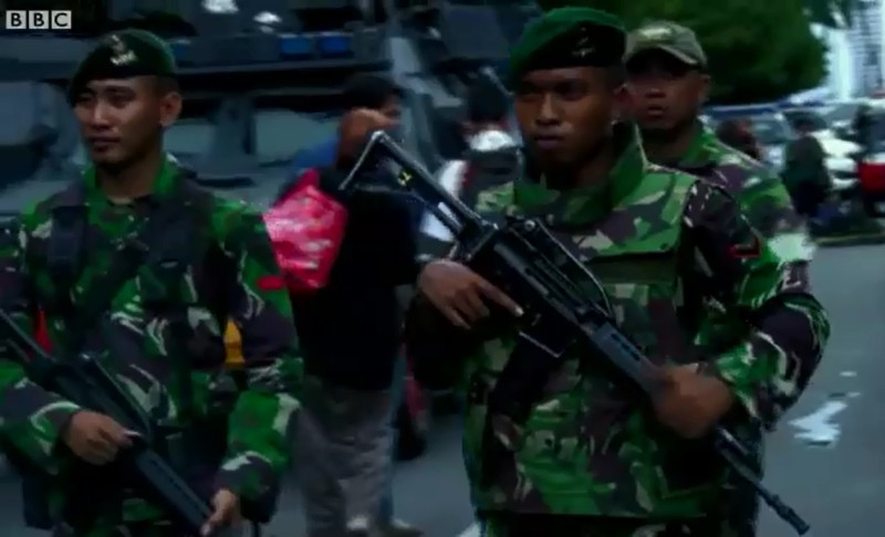 印尼首都雅加達市中心14日爆發7起爆炸槍擊案，已經有5名襲擊者在與警方對峙中喪生。   圖：翻攝BBC畫面