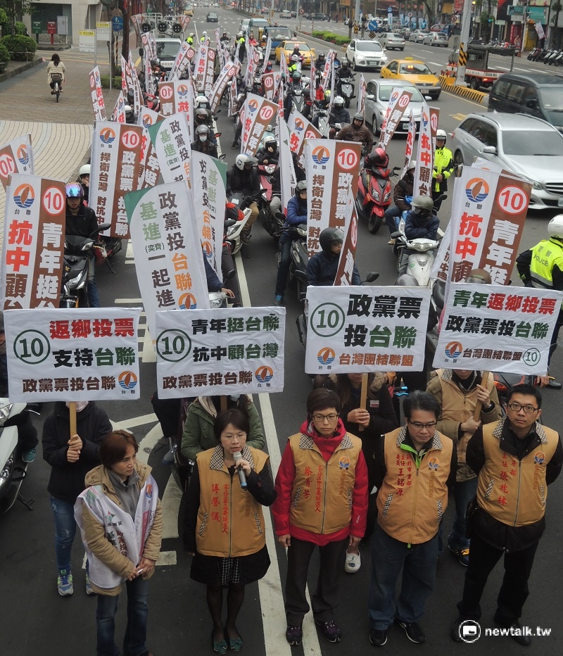 台灣團結聯盟為博得選民的認同，14日特發起「青年挺台聯，抗中顧台灣」民主機車隊遊行的活動。   圖：陳冠廷/攝