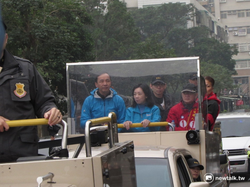 國民黨總統候選人朱立倫15日選擇台北市作為掃街最後一站，與妻子高婉倩陪同立委候選人在各選區拜票，街上反應卻不如預期。   圖：邱珮文/攝