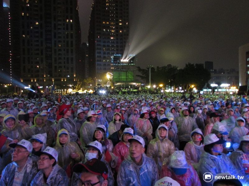 2016總統大選最後一夜，近10萬名支持者齊聚新北市板橋第一體育場，在雨中為國民黨聲援。   圖：邱珮文/攝