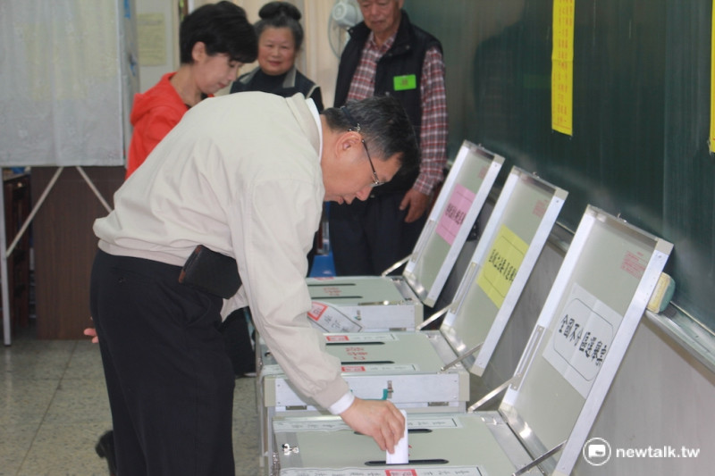 台北市長柯文哲和妻子陳佩琪16日上午9點半左右，前往金甌女中投票。   圖：劉奕霆/攝