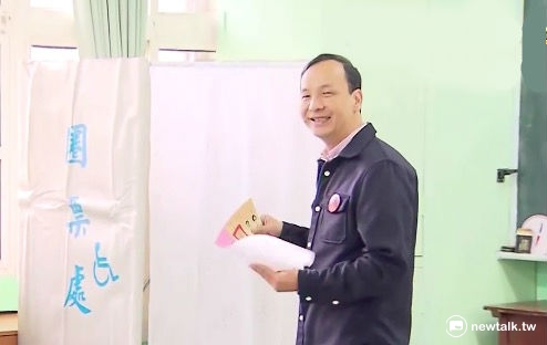 總統候選人16日赴投票所投票，也對周子瑜事件發表意見。   圖：翁嫆琄/攝