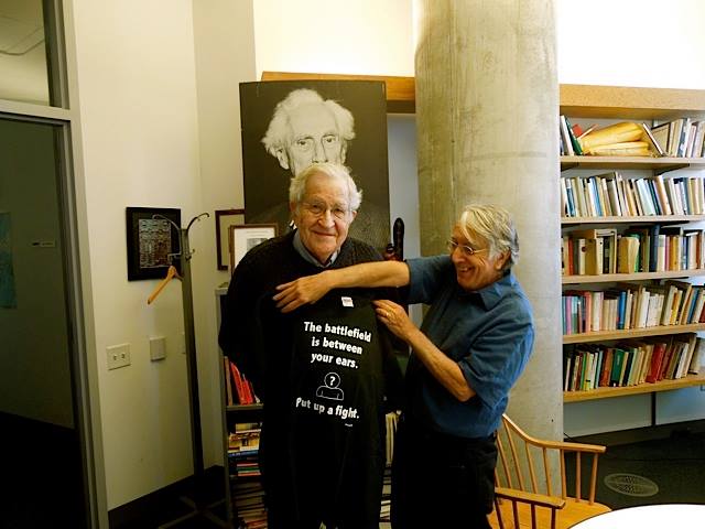 美國語言學家喬姆斯基（左）受邀參與《和平呼籲書》簽署活動。   圖：翻攝喬姆斯基臉書