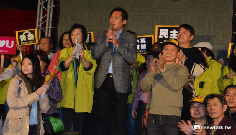 時代力量主席黃國昌強調，選民向台灣證明，台灣民主愈來愈強壯，選民眼睛愈看愈清楚，同樣的選民，未來會監督他的表現、作為。   圖：陳冠廷/攝
